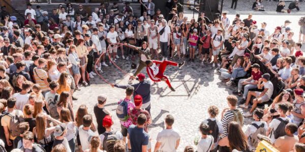 Crowd-Surrounding-Outdoor-Double-Dutch-Show