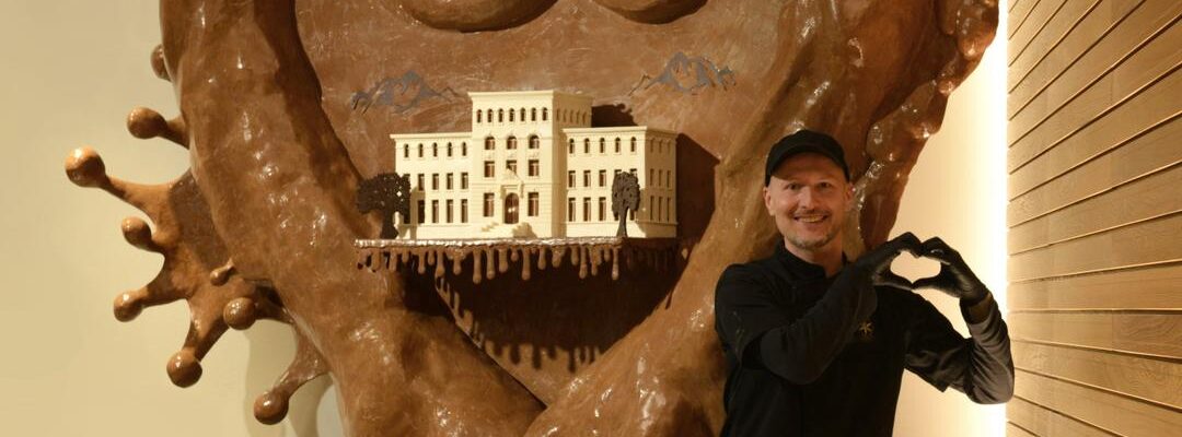 Giant-Chocolate-Heart-Sculpture Giant-Chocolate-Heart-Sculpture