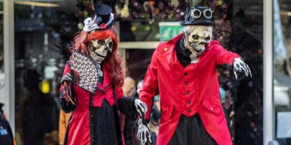 Skeleton-Stilt-Walkers-Duo
